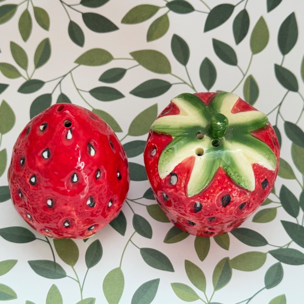 VINTAGE Salt & Pepper Shakers Ceramic Hand Painted Strawberry - Picture 3 of 5